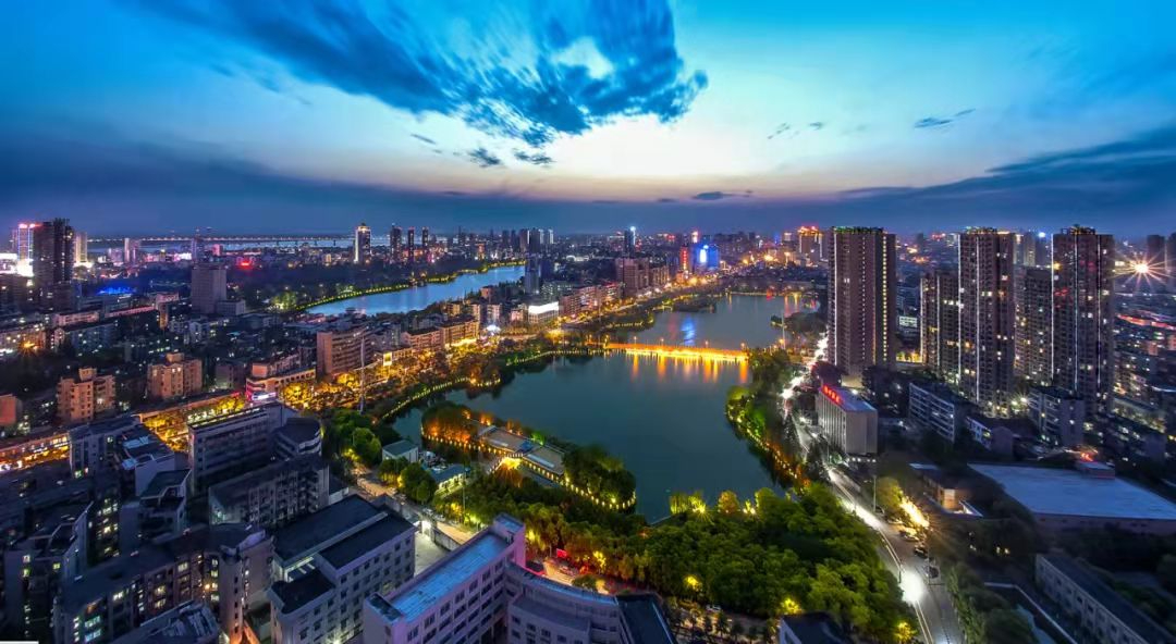 湖北，嘉宾云集，观众热情洋溢